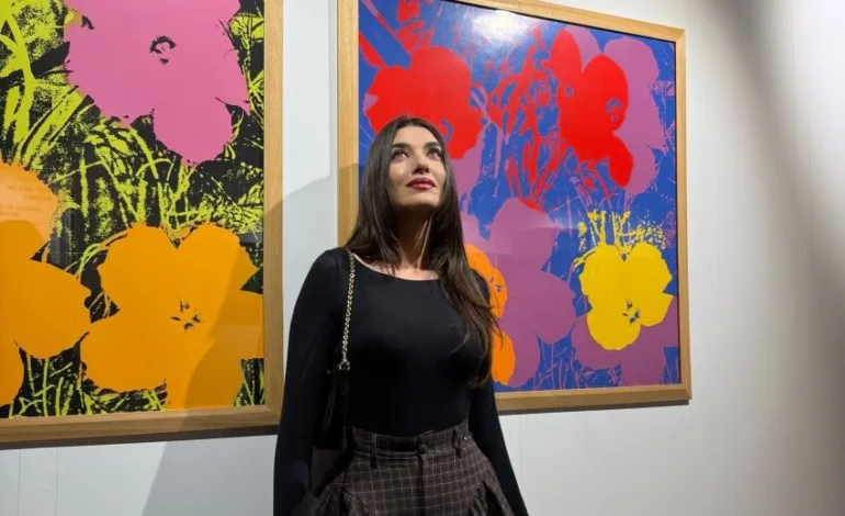 Yalan Dizisinin Melike’si Aslıhan Güner Andy Warhol Sergisinde Görüldü