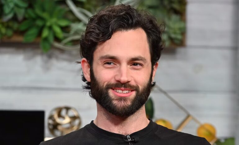You Yıldızı Penn Badgley: “Kur’an Başucumda, Meditasyon Yapıyorum”