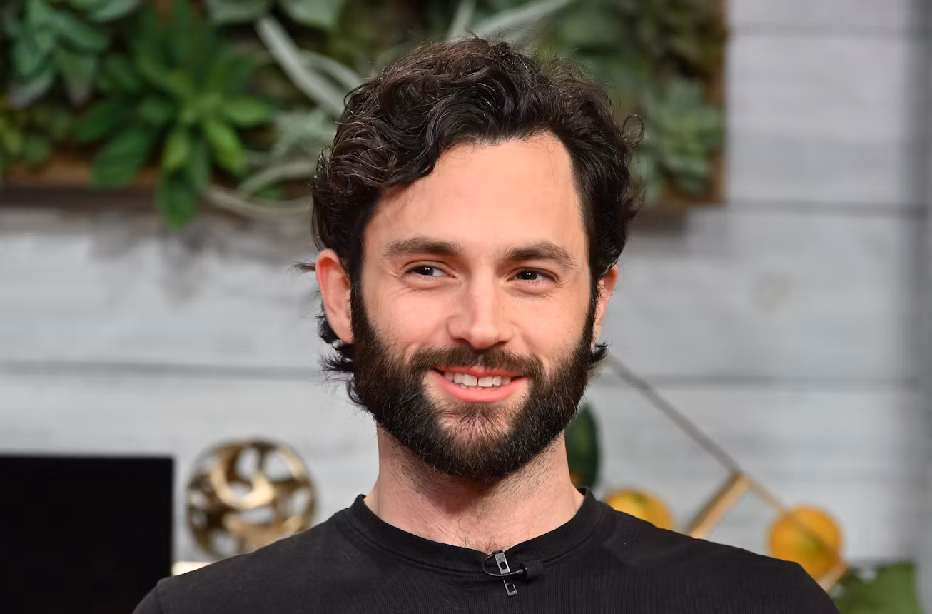 You Yıldızı Penn Badgley: “Kur’an Başucumda, Meditasyon Yapıyorum”
