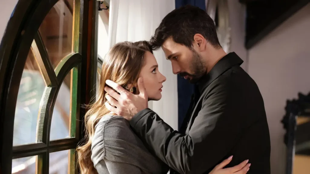 Now Tv’nin sevilen dizisi Hudutsuz Sevda, bu hafta yine heyecan dolu bir bölümle izleyici karşısına çıktı. İzleyiciler, her hafta merakla takip ettikleri bu dizinin son bölümünü büyük bir ilgiyle izledi. Son bölüm nefes kesen sahneleriyle gündeme damgasını vurdu ve izleyenleri ekran başına kilitledi. Peki, yeni bölümde neler olacak? Hudutsuz Sevda yeni bölüm fragmanı ve detaylarıyla karşınızda!

Hudutsuz Sevda’nın Hikayesi ve Oyuncu Kadrosu
Hudutsuz Sevda, Medyapım imzasını taşıyan, dram dolu sahneleriyle izleyicilerin gönlünde taht kurmuş bir Türk dizisi. İlk bölümü 21 Eylül 2023 tarihinde izleyiciyle buluşan bu yapım, yönetmen Murat Öztürk’ün başarılı yönetimiyle dikkat çekiyor. Senaryosunu Bahadır Özdener’in kaleme aldığı dizi, hem hikayesi hem de oyuncu performanslarıyla adından söz ettiriyor.

Kimler Başrolde? Hangi Oyuncular İzleyici Karşısına Çıkıyor?
Deniz Can Aktaş, Miray Daner, Esra Dermancıoğlu, Burak Sergen, Burak Sevinç ve Asuman Dabak gibi usta oyuncular, dizinin başrollerinde yer alıyor. Her biri karakterlerine hayat vererek izleyicilere unutulmaz anlar yaşatıyor. Özellikle son bölümlerdeki sahneleriyle öne çıkan bu oyuncular, dizinin başarısında büyük pay sahibi.

Yeni Bölüm Fragmanı Yayında! Heyecanla Beklenen Anlar
Hudutsuz Sevda’nın yeni fragmanı sonunda yayınlandı! Son bölümde yaşanan olayların ardından izleyiciler, yeni bölümde neler olacağını büyük bir merakla bekliyordu. Yeni bölüm fragmanı, karakterlerin yaşadığı sürpriz gelişmeler ve heyecan dolu sahnelerle dolu. Özellikle, Deniz Can Aktaş ve Miray Daner’in canlandırdığı karakterlerin yüzleşme sahneleri, izleyicileri derinden etkileyecek gibi görünüyor.

Son Bölümde Neler Yaşandı? İzleyiciler Ekrana Kilitlendi
Geçtiğimiz bölümde, Hudutsuz Sevda izleyicilere duygu dolu anlar yaşattı. Dram türündeki dizinin bu bölümü, sürükleyici hikayesi ve etkileyici performanslarıyla uzun süre konuşulacak gibi görünüyor. İzleyiciler, karakterlerin yaşadığı karmaşık duyguları ve olayların beklenmedik şekilde gelişmesini ilgiyle takip etti. Bu heyecan dolu bölümün ardından yeni fragman merakla bekleniyordu ve nihayet yayınlandı.

Hudutsuz Sevda Dizisi Hakkında Daha Fazla Bilgi
Hudutsuz Sevda, özellikle dram severler için vazgeçilmez bir yapım haline geldi. Dizinin yönetmen koltuğunda Murat Öztürk otururken, senaryo ise Bahadır Özdener’in kaleminden çıkıyor. Her bir karakterin derinlikli hikayeleri ve oyuncuların sergilediği performanslar, diziyi benzersiz kılıyor. Hudutsuz Sevda, her hafta izleyicilere heyecan dolu sahneler ve duygusal anlar sunmaya devam ediyor.