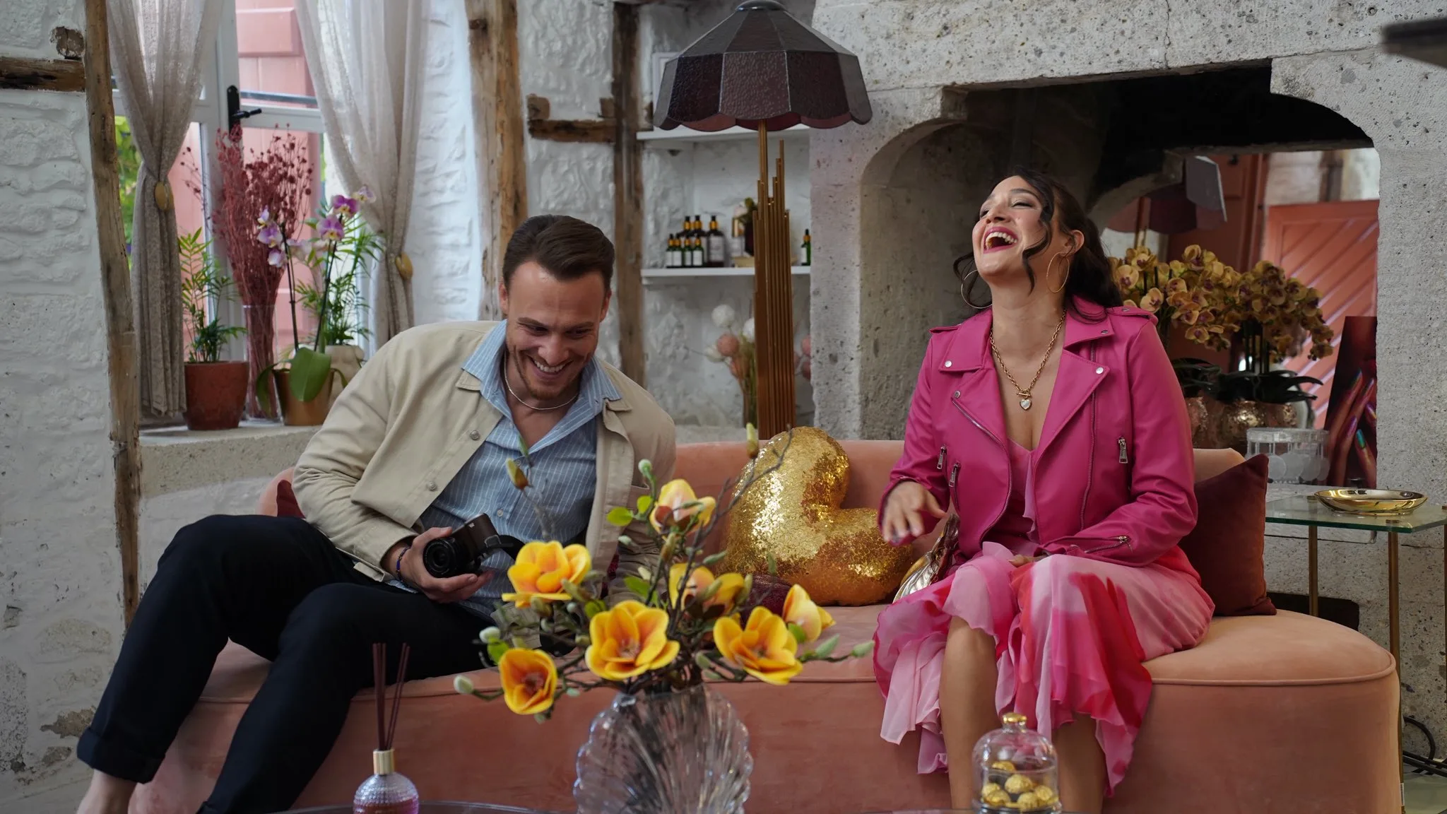 Netflix, Gupse Özay, Kerem Bürsin ve Öykü Karayel’li “Platonik: Mavi Dolunay Otel” İçin Tarihi Açıkladı!
