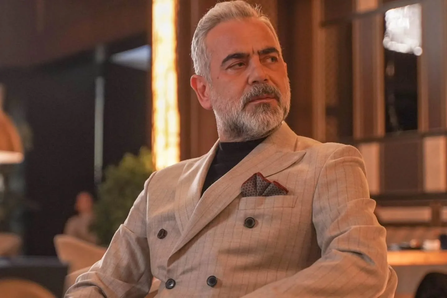 Yurdaer Okur Setten Setlere Koşuyor: “İmam Gazali” ve “Cennetin Çocukları”nda İki Farklı Rol